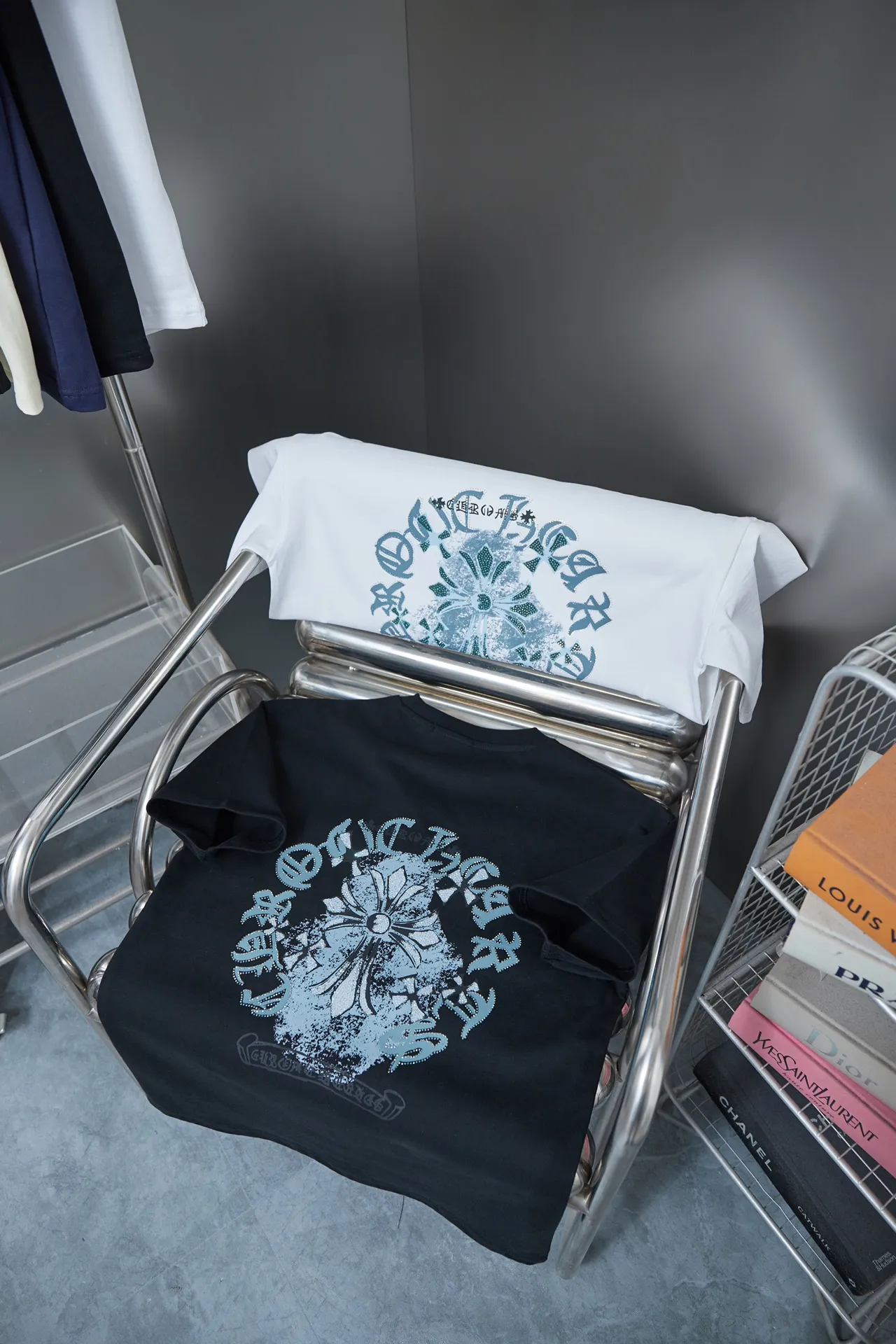 🅿️180 Ch*ome Hearte 25SS early spring new style Crow heart graffiti printed hot diamond short sleeves Light luxury essential item for daily commuting for men and women Correct version Welcome to compare Detailed features · 320g 100% pure cotton double yarn jersey fabric · Special thickened 32 pieces of double-strand 1X1 thread in the same vat custom dyeing · Digital direct printing ➕Imported Australian pearlescent diamonds · Double needle stitching and cross-stitching technology · Original main mark, washed tag, brand moisture-proof paper packaging Color: black/white Size: S/M/L/XL